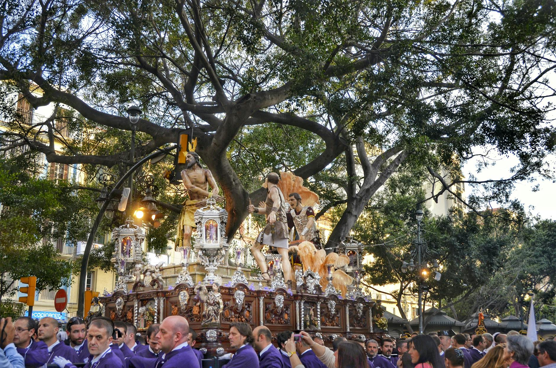 Procesja Bożego Ciała z udekorowanym wozem na ulicy