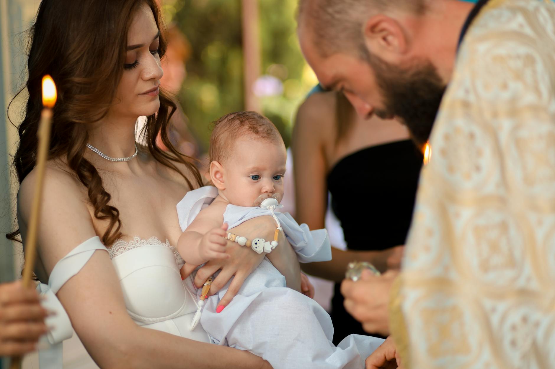 Chrzest niemowlęcia w kościele z mamą i kapłanem