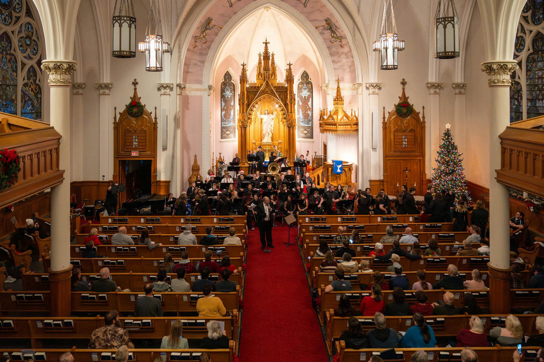 Świąteczny koncert w udekorowanym kościele pełnym wiernych