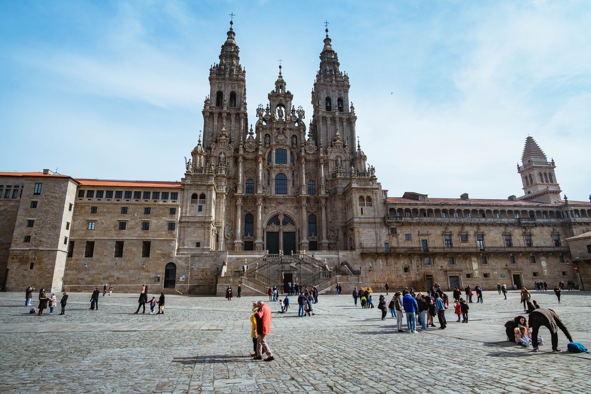 Katedra w Santiago de Compostela i pielgrzymi na słonecznym placu