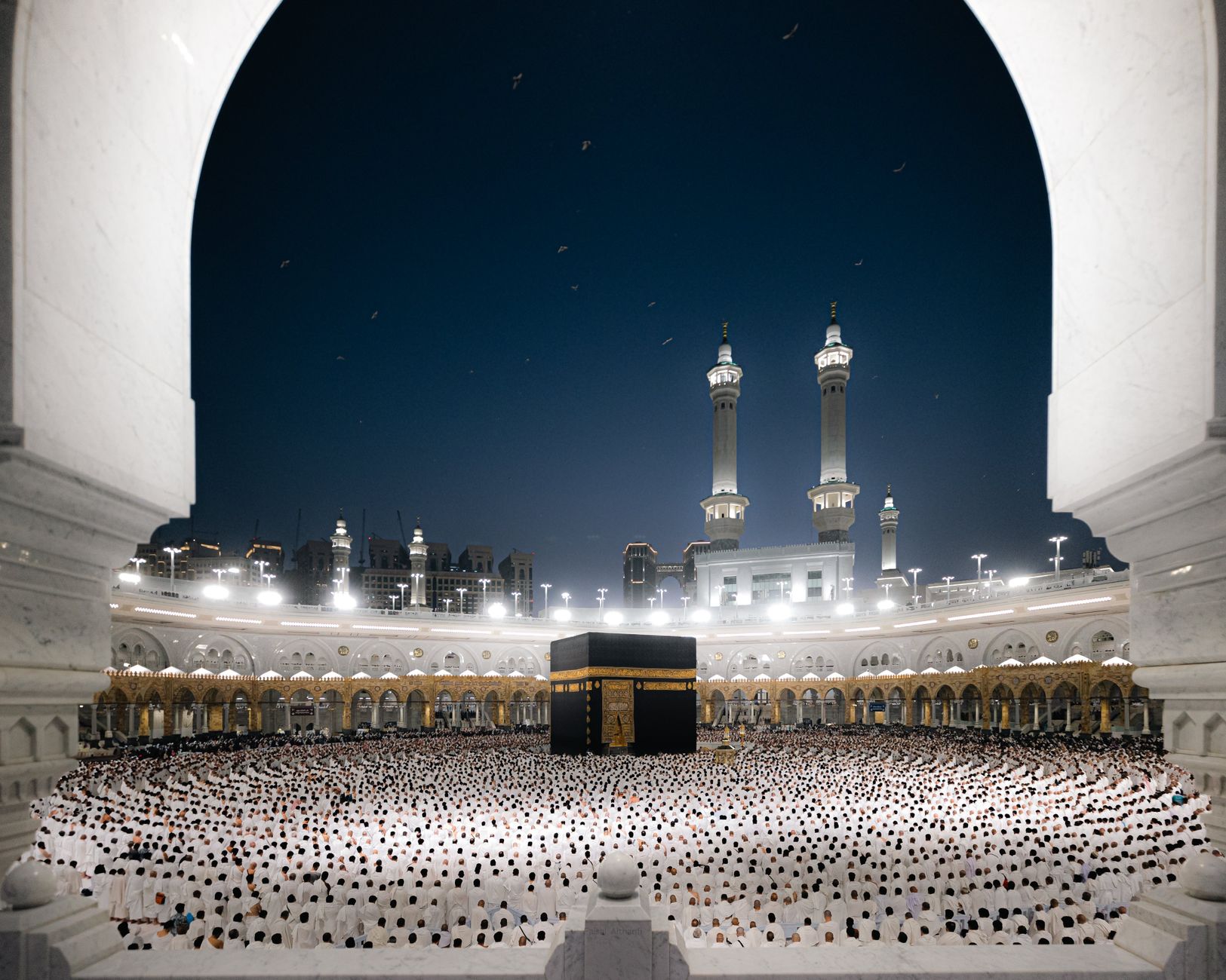 Nocna modlitwa pielgrzymów wokół Kaaby w meczecie Masjid al-Haram