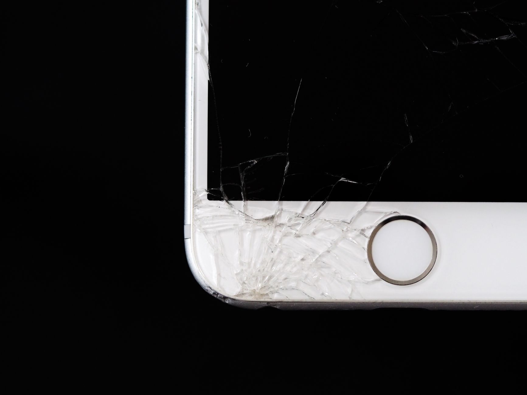 Pęknięty ekran smartfona z wyraźnie widocznymi uszkodzeniami